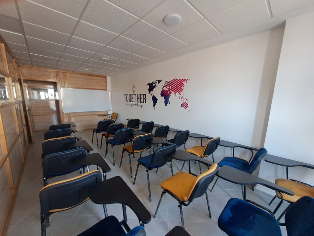 Salle de cours moderne avec mural Together - Austen Academy Kénitra