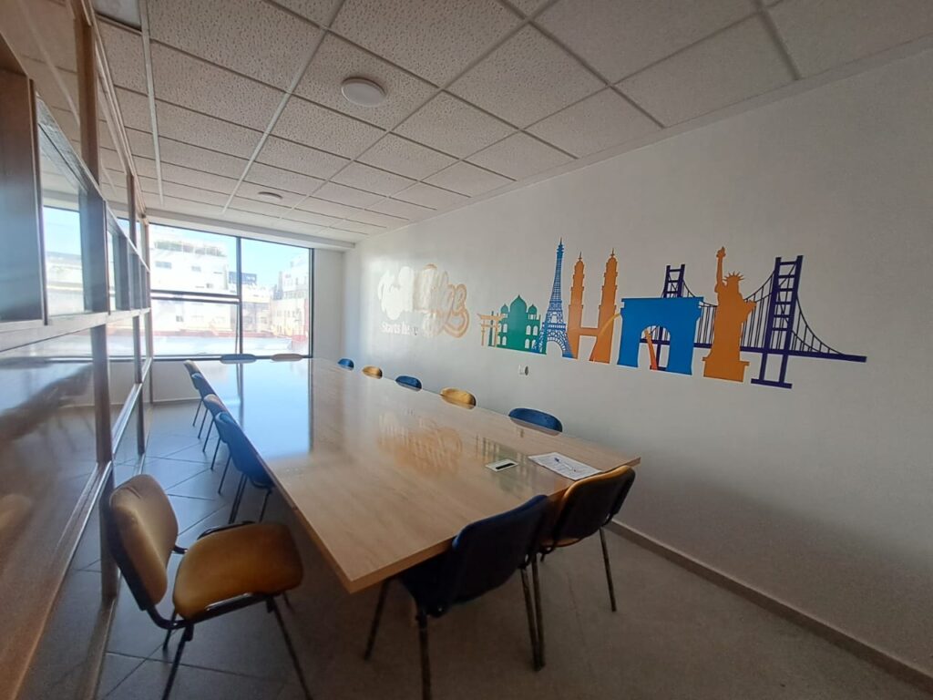 Salle de réunion Austen Academy avec mural villes du monde