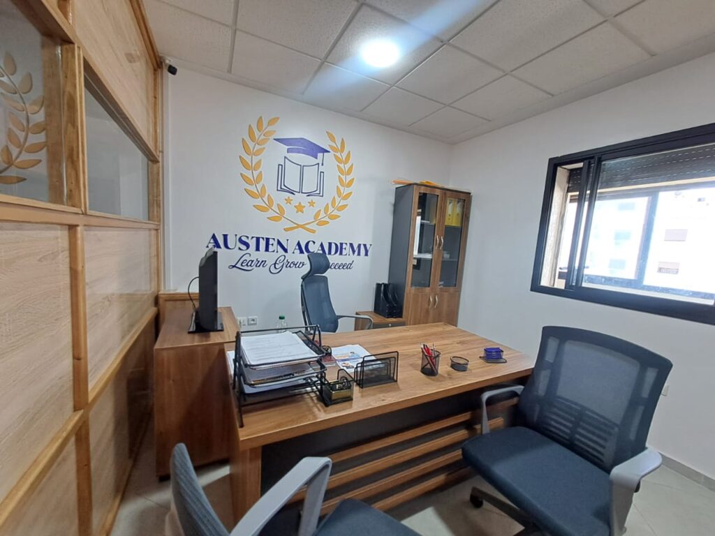 Bureau direction Austen Academy avec logo Learn Grow Succeed